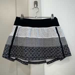 lululemon tennis/ golf skirt. Size 2 Hard to find pattern